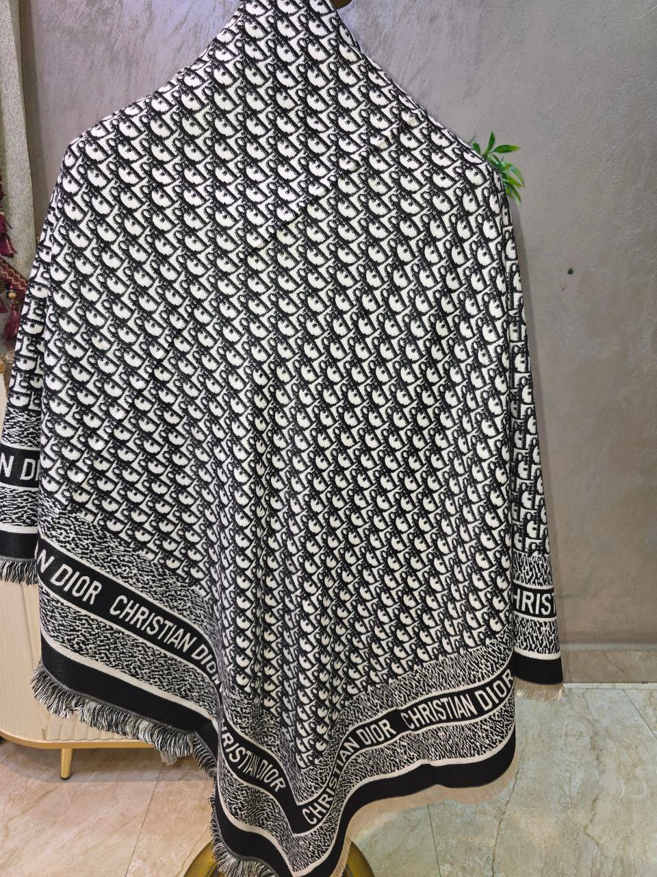 Diorشال مستورد ( اسود )